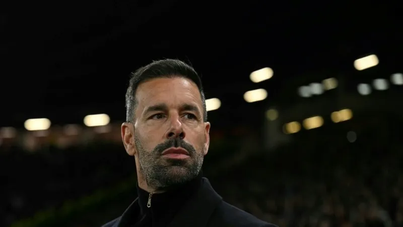 HLV tạm quyền Ruud Van Nistelrooy muốn ở lại làm trợ lý cho Amorim