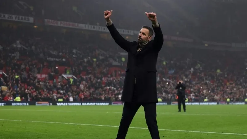 Ruud van Nistelrooy vẫy chào khán giả 