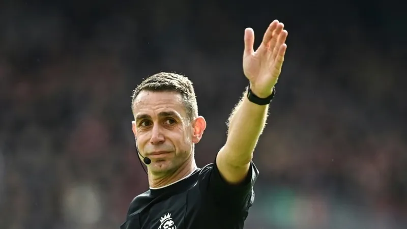 Trọng tài David Coote vừa thổi trận Licverpool thắng Astpon Villa 2--0