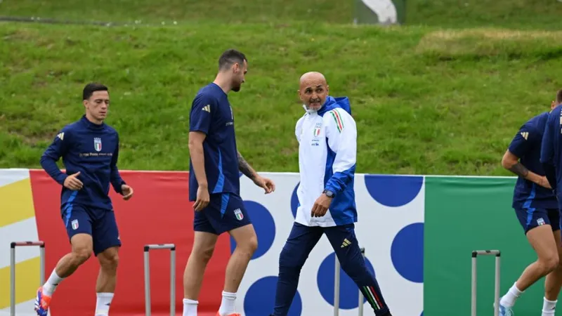  HLV Luciano Spalletti trên sân tập cùng tuyển Italy