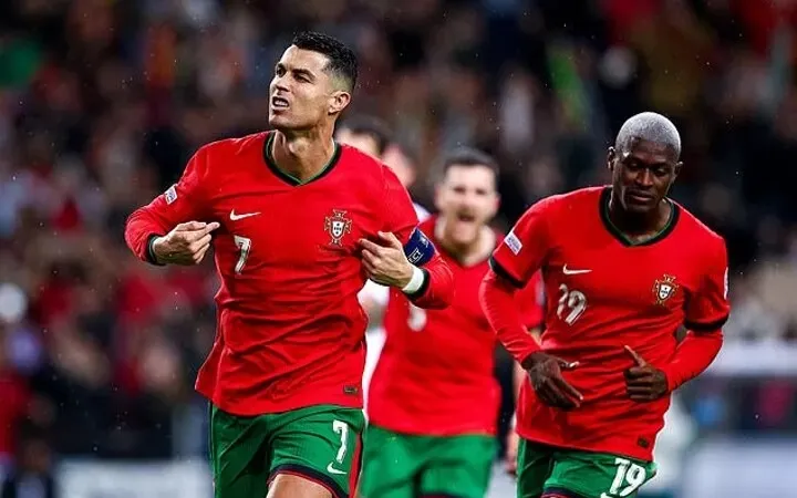 Cristiano Ronaldo ăn mừng bàn thắng vào lười Ba Lan