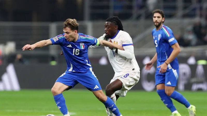 Nicolo Barella (trái) vất vả trong việc kiểm soát tuyến giữa