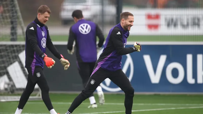 Alexander Nubel (trái) và Oliver Baumann