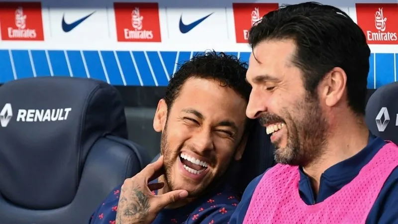 Gianluigi Buffon và Neymar Jr khi chơi cho PSG