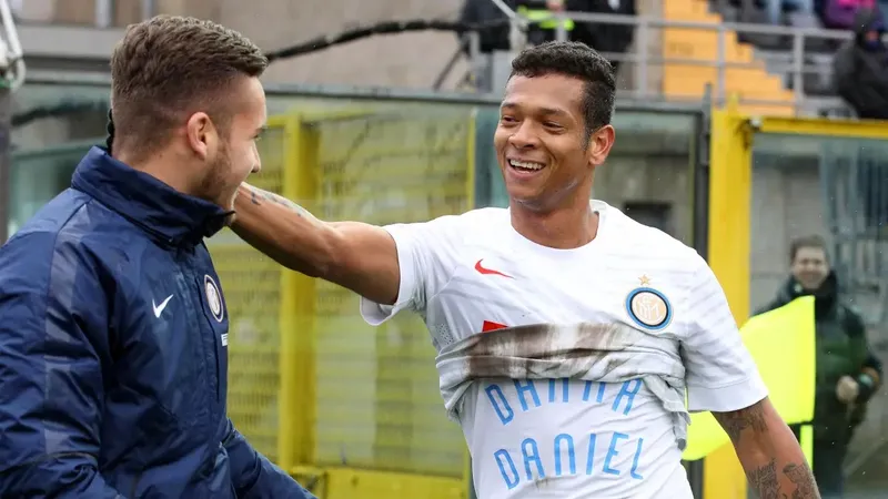 Fredy Guarin (phải) khi chơi cho Inter Milan