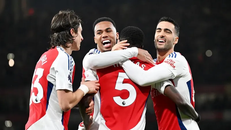 Arsenal lại bùng nổ trên sân Etihad
