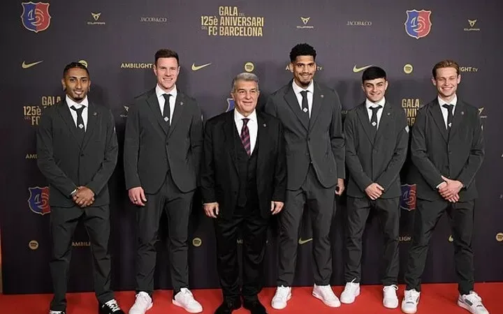 Các cầu thủ Barcelona và Chủ tịch Joan Laporta