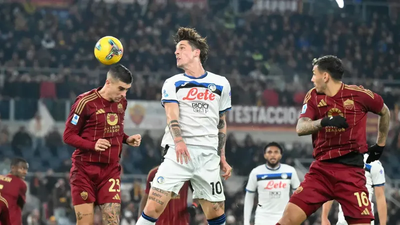 Nicolo Zaniolo (giữa) ghi bàn vào lưới đội bóng cũ AS Roma