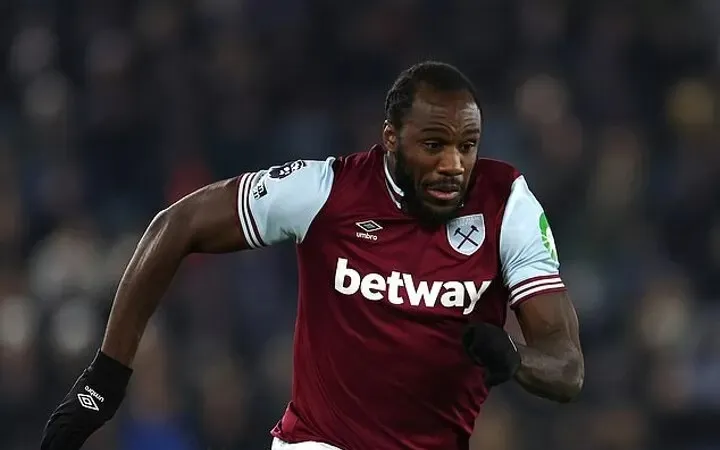 Tiền đạo West Ham Antonio có thể phải giải nghệ khi bị chấn thương nặng ở tuổi 34