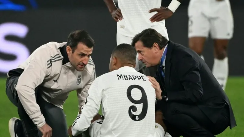 Các bác sĩ Real Madrid kiểm tra cơn đau của Kylian Mbappe trên sân