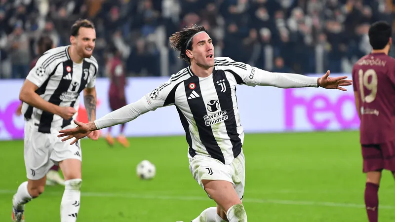 Dusan Vlahovic ăn mừng bàn thắng vào lưới Man City