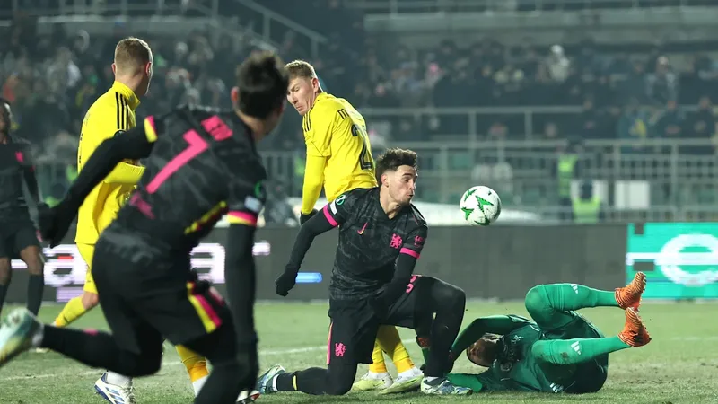 Marc Guiu (giữa) khiến hậu vệ Astana đốt lưới nhà phút 20
