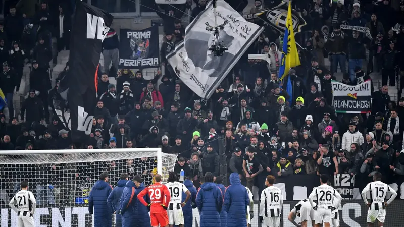 Các cầu thủ Juventus bị khán giả nhà la ó sau trận hòa Venezia