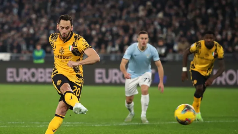 Cú sút 11m thành công của Hakan Calhanoglu