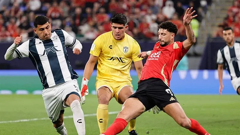 Tiền vệ Pachuca, Bryan Gonzalez tranh bóng với Wessam Abou Ali (Al-Ahly) tại sân 974 ở Doha