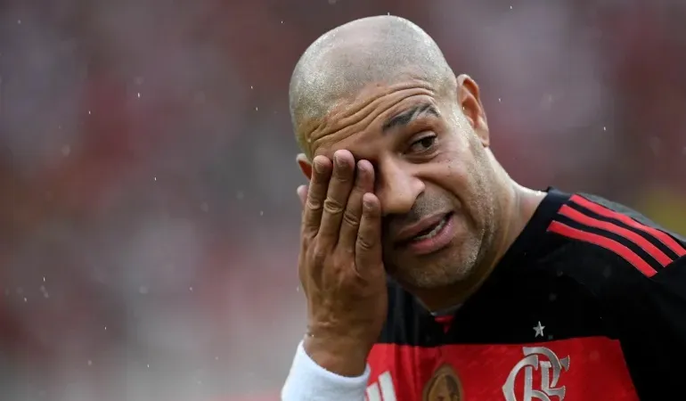 Adriano rơi nước mắt khi khoác lại chiếc áo Flamengo