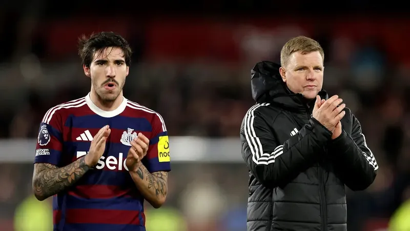 Sandro Tonali và HLV Eddy Howe của Newcastle United