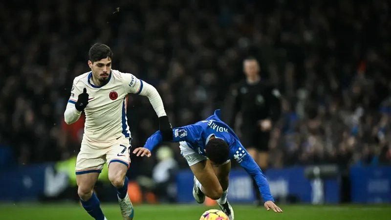 Pedro Neto quấy phá ở cánh phải nhưng không thể làm rối loạn phòng tuyến Everton