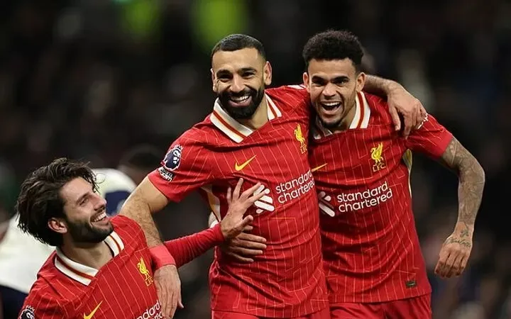 Các cầu thủ Liverpool ăn mừng chiến thắng Tottenham