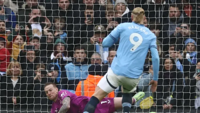 Erling Haaland sút phạt đền bị Jordan Pickford bắt bài, cản phá