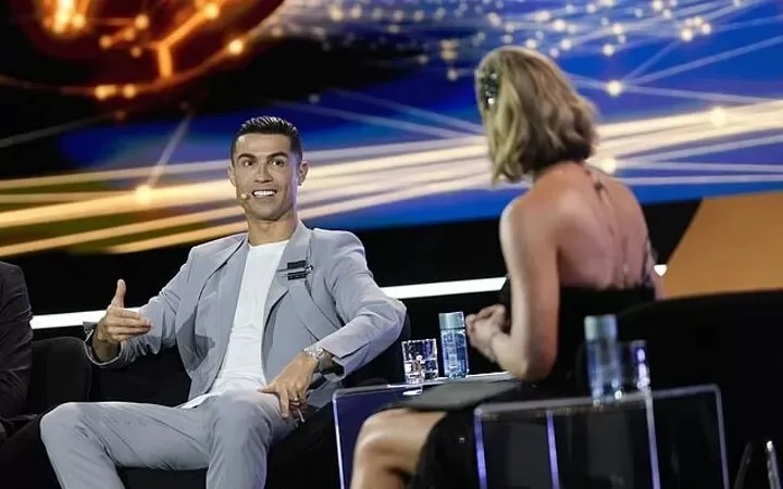 Ronaldo trả lời phỏng vấn ở Dubai