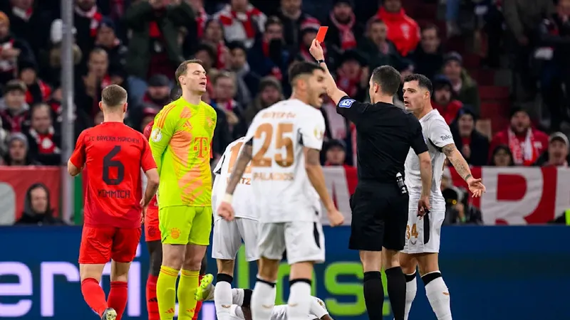 Manuel Neuer bị thẻ đỏ ở trận Cúp Quốc gia với Bayer Leverkusen