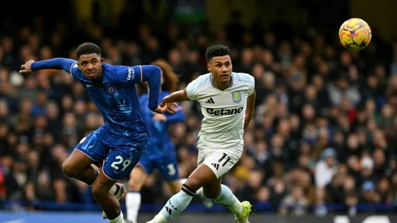 Wesley Fofana (trái) tranh bóng với Ollie Watkins (Aston Villa)