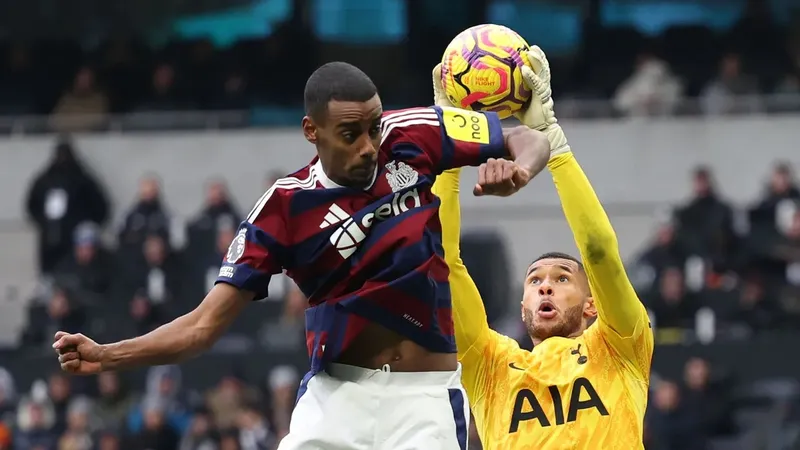 Alexander Isak (trái, Newcastle) ghi bàn trong 7 trận liên tiếp