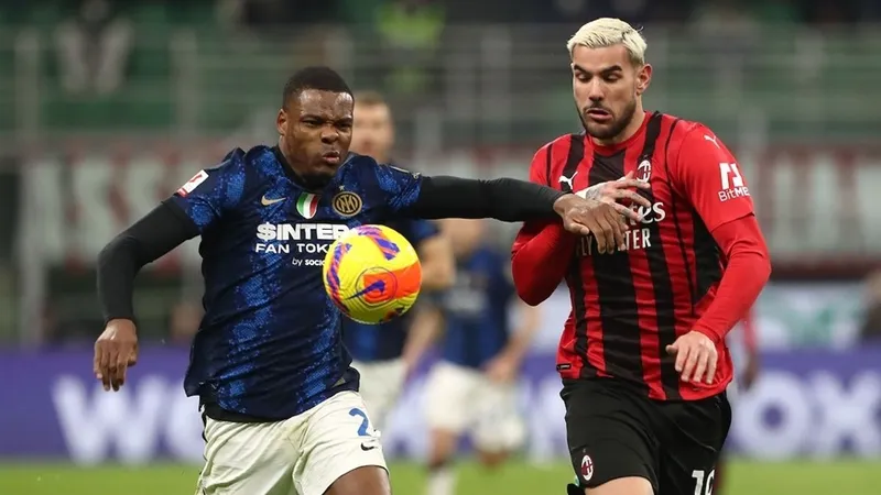Denzel Dumfries (Inter Milan) và Theo Hernandez (AC Milan)