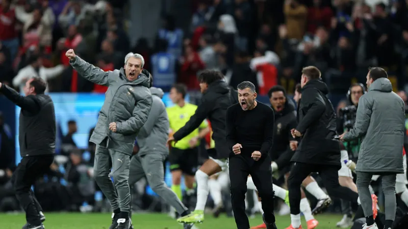 Ban huấn luyện AC Milan ăn mừng bàn thắng của Tammy Abraham