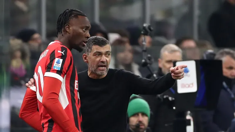 HLV Sergio Conceicao hướng dẫn tiền đạo Tammy Abraham trong trận gặp Cagliari