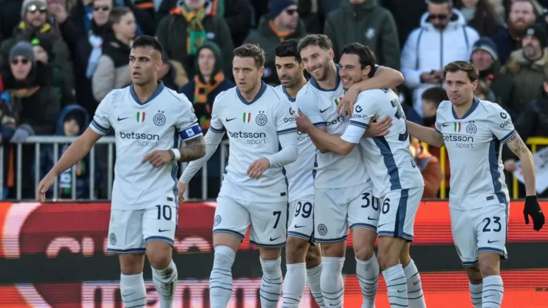 Inter Milan ăn mừng bàn thắng của Matteo Darmian