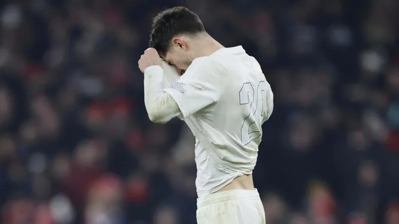 Kai Havertz thất vọng sau khi đá hỏng quả luân lưu