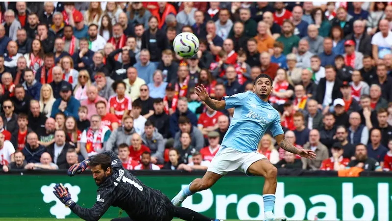 Thủ thành Alisson vất vả cản phá cú sút cùa Nottingham Forest ở lượt đi