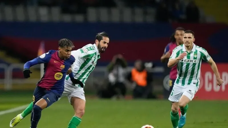 Lamine Yamal nhảy múa trên sân, biến các hậu vệ Betis thành những gã hề