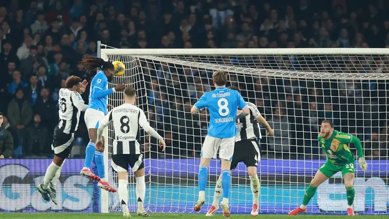 Frank Anguissa (Napoli) ghi bàn vào lưới Juventus