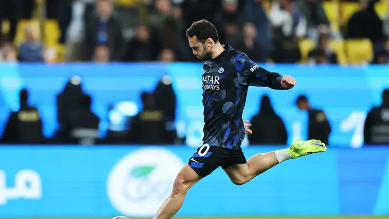 Hakan Calhanoglu trở lại sẽ giúp Inter Milan tự tin hơn ở trận derby thành Milan
