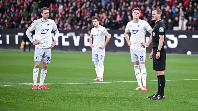 Trọng tài Robin Braun thông báo kết quả coi lại VAR trong trận Bayer Leverkusen - Hoffenheim
