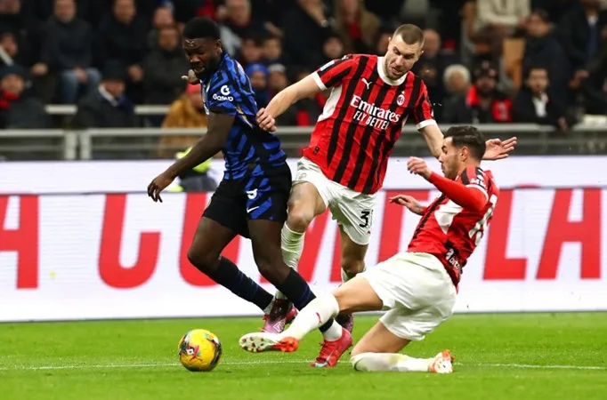  Marcus Thuram đi bóng trước sự truy cản của hàng thủ Milan