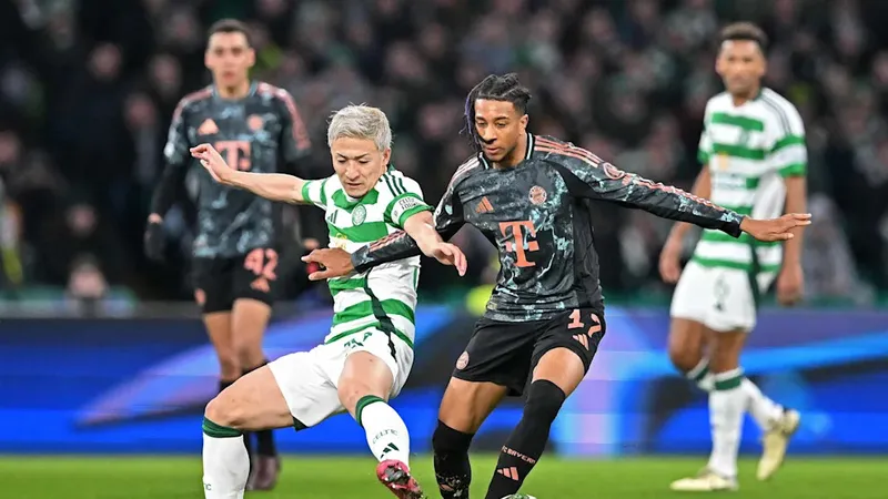 Michael Olise (phải) trong tình huống mở tỷ số trận đấu cho Bayern Munich