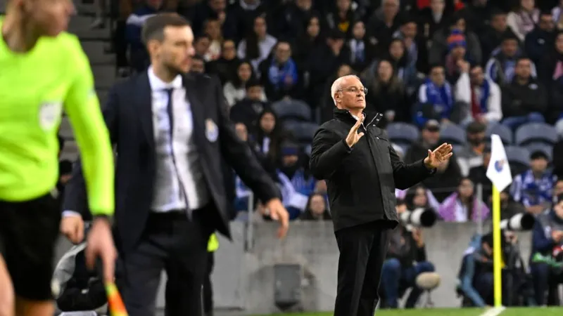 HLV Claudio Ranieri thất vọng với trọng tài Stieler trong trận gặp Porto