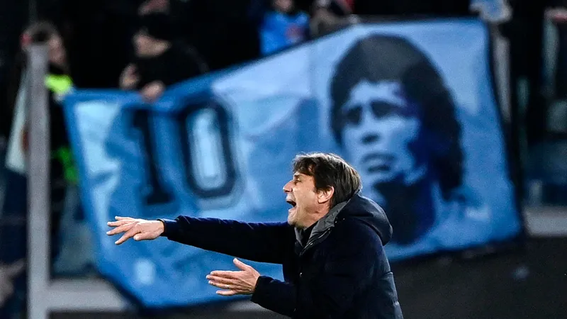 HLV Antonio Conte trong trận hòa Lazio