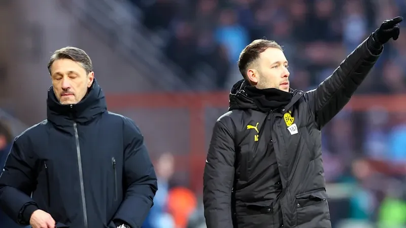 HLV Niko Kovac (trái) và trợ lý Alex Clapham (phải) trong trận thua Bochum