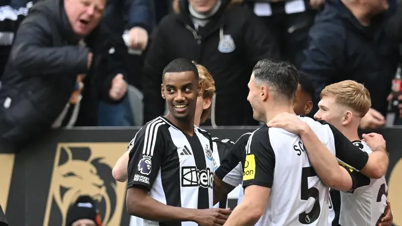 Các cầu thủ Newcastle ăn mừng bàn thắng cùng Alexander Isak