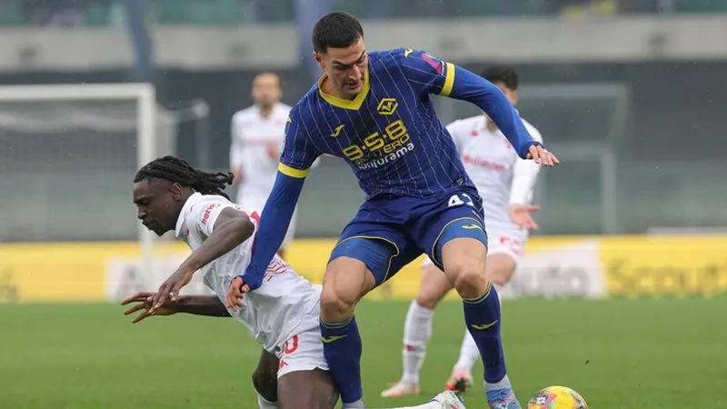 Moise Kean (trái) chơi năng nổ trong màu áo Fiorentina