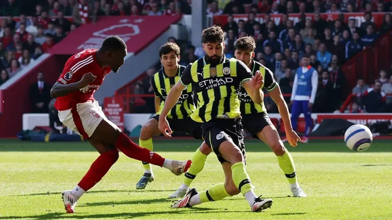 Callum Hudson-Odoi (trái) ghi bàn thắng quyết định cho Nottingham Forest
