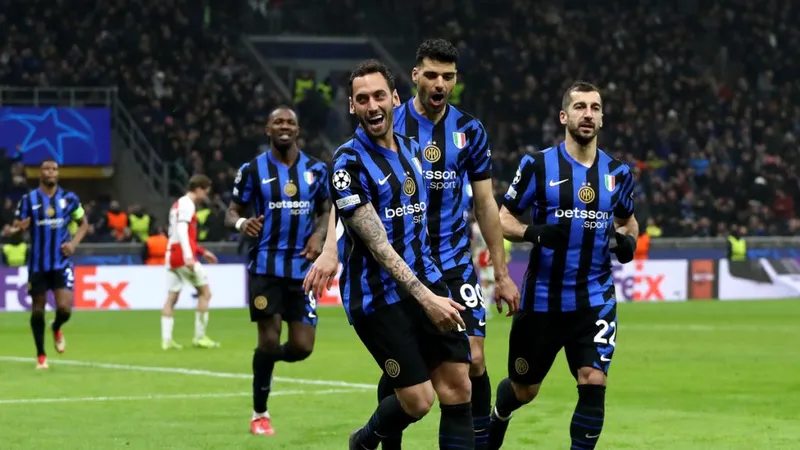 Hakan Calhanoglu ghi bàn ấn định tỷ số 2-1 cho Inter Milan trong trận lượt về