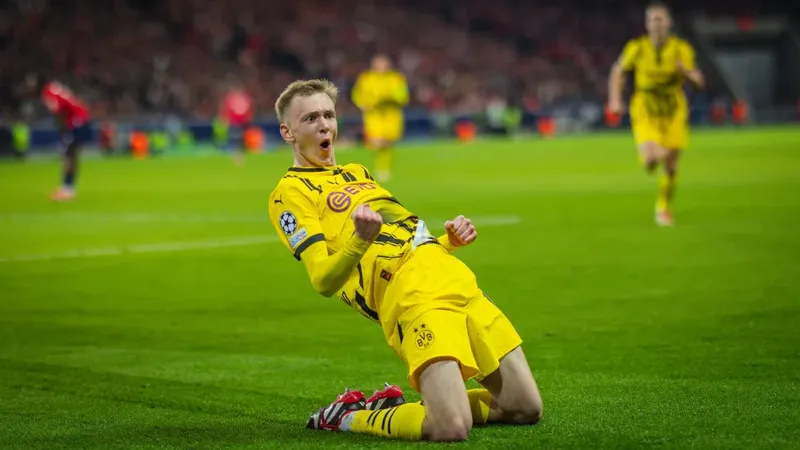 Maximilian Beier ghi bàn quyết định chiến thắng cho Borussia Dortmund
