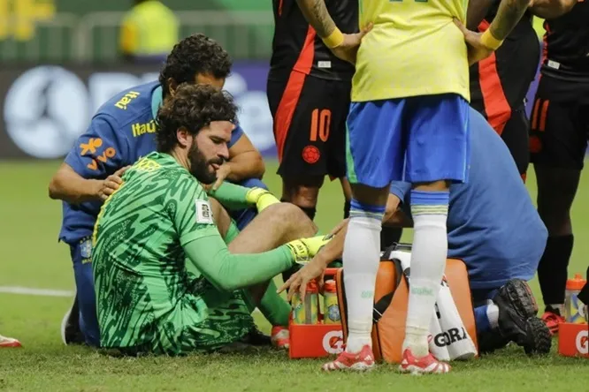 Thủ môn Alisson Becker của Brazil bị va chạm ở đầu trong trận gặp Colombia