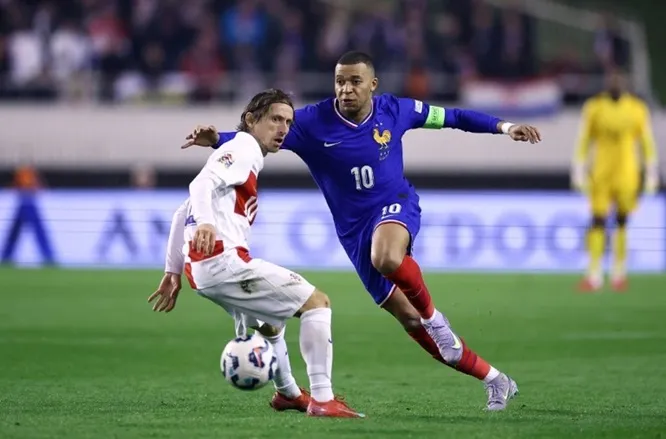 Kylian Mbappe đi bóng qua Luka Modric trong trận đấu ở Nations League